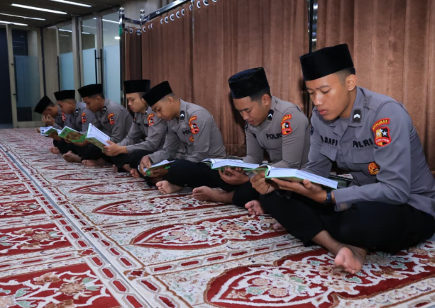 Divhumas Polri Tebar Keberkahan Lewat Pengajian dan Khataman Rutin